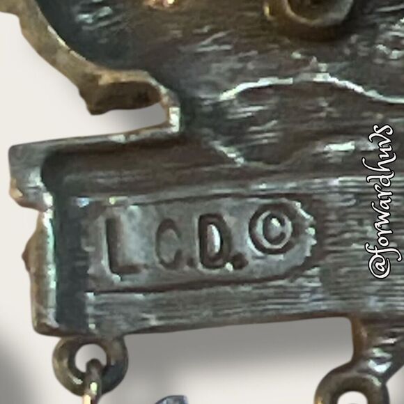 1990s LCD Pewter Cat Pin with Dangling Charms – Signed Lindsay Claire Designs - Picture 6 of 8